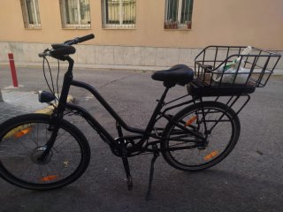 Bicicleta Eléctrica Negra con Cesta