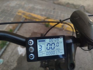 Bicicleta Eléctrica Negra con Cesta