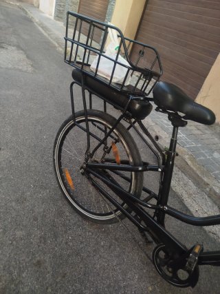 Bicicleta Eléctrica Negra con Cesta