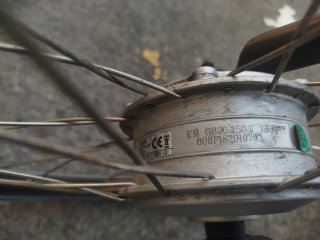 Bicicleta Eléctrica Negra con Cesta