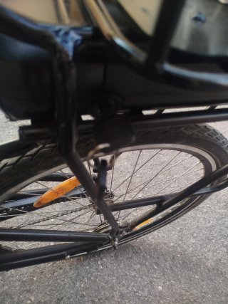 Bicicleta Eléctrica Negra con Cesta