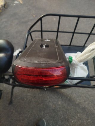 Bicicleta Eléctrica Negra con Cesta