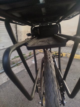 Bicicleta Eléctrica Negra con Cesta