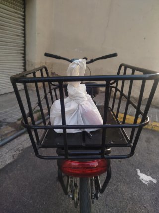 Bicicleta Eléctrica Negra con Cesta