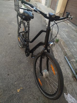 Bicicleta Eléctrica Negra con Cesta