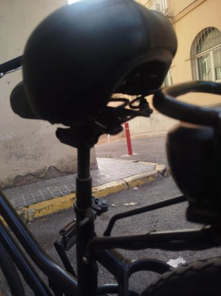 Bicicleta Eléctrica Negra con Cesta