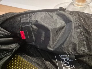 Chaqueta de moto ARMURE negra. CON RESPALDO  NUEVO