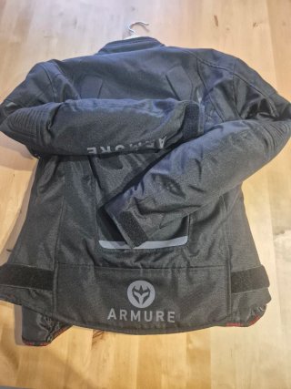 Chaqueta de moto ARMURE negra. CON RESPALDO  NUEVO