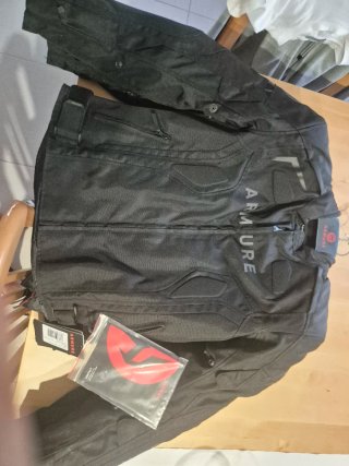 Chaqueta de moto ARMURE negra. CON RESPALDO  NUEVO