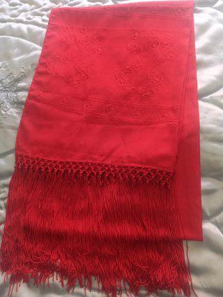 Fular/Chal Rojo con Flecos y Bordado