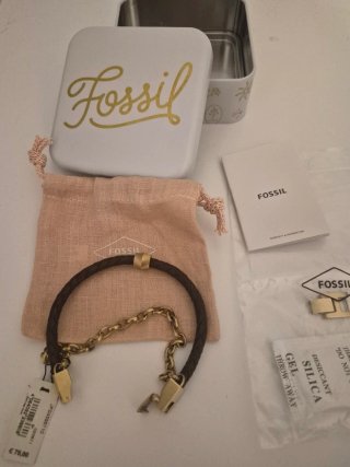 Pulsera Fossil Cuero Trenzado y Cadena Dorada