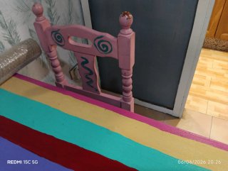 Mesa de comedor de madera multicolor