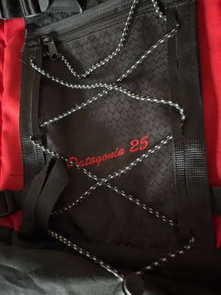 Mochila Altus Patagonia 25 Roja y Negra