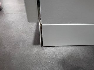 Mesita de noche blanca