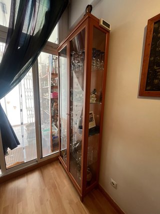 Vitrina alta de madera y cristal
