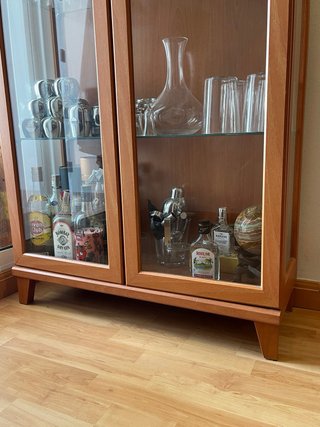 Vitrina alta de madera y cristal