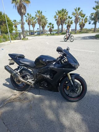Yamaha R6 Negra Sportbike