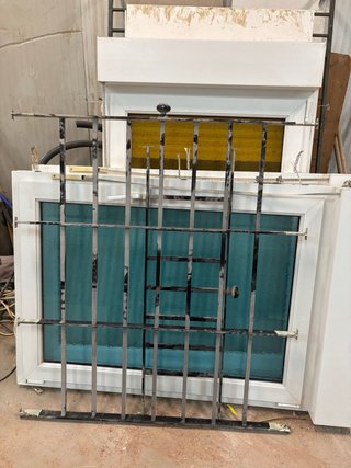 Ventana PVC con Reja y Persiana