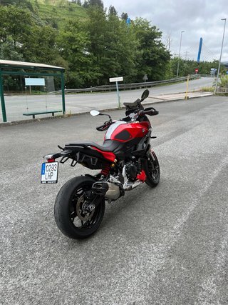 BMW F900XR Roja 95cv Impoluta