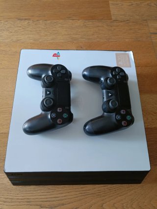 Consola PS4 Pro 1TB Negra con accesorios.