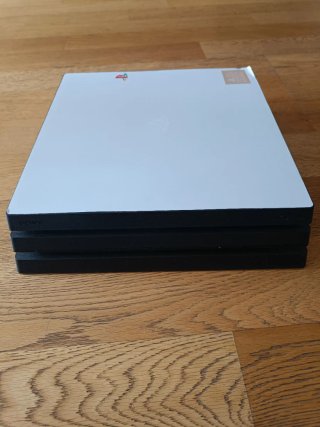 Consola PS4 Pro 1TB Negra con accesorios.
