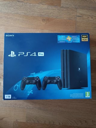 Consola PS4 Pro 1TB Negra con accesorios.