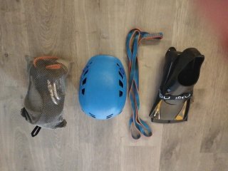 Kit Escalada (casco, arnés, mosquetones) y aletas.