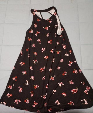 Vestido corto floral negro y rosa