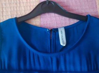 Vestido de fiesta azul con volantes