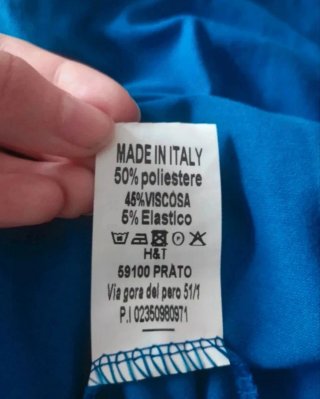 Vestido de fiesta azul con volantes