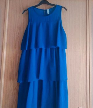 Vestido de fiesta azul con volantes