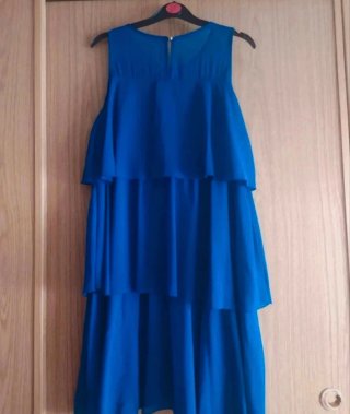 Vestido de fiesta azul con volantes