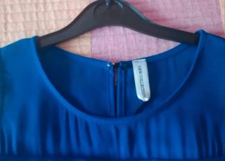 Vestido de fiesta azul con volantes