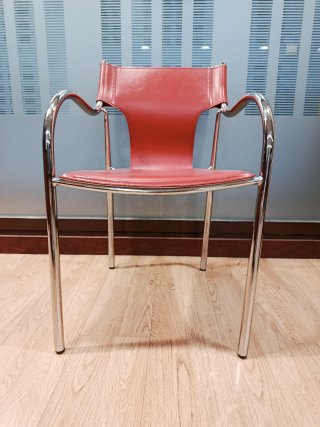 Silla roja de metal y polipiel