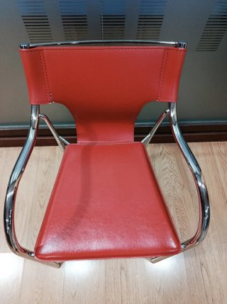 Silla roja de metal y polipiel