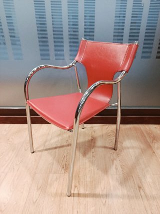 Silla roja de metal y polipiel
