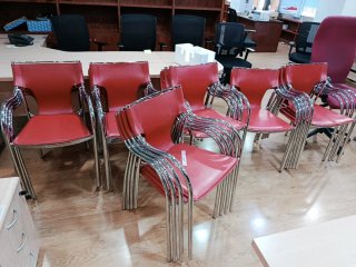 Silla roja de metal y polipiel