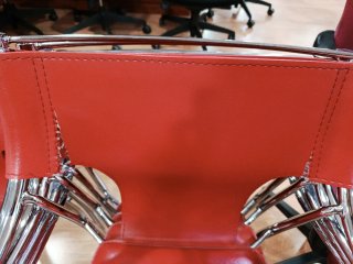 Silla roja de metal y polipiel