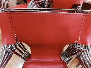 Silla roja de metal y polipiel