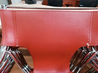 Silla roja de metal y polipiel