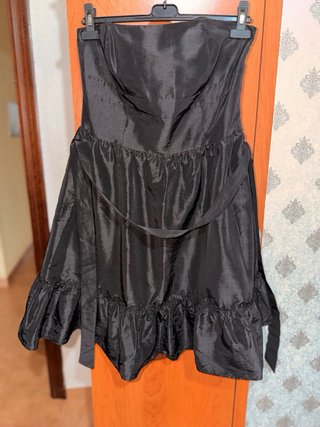 Vestido formal negro con fular rojo
