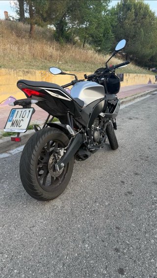 Aprilia Tuono 125 Negra/Plata 2024  9000km