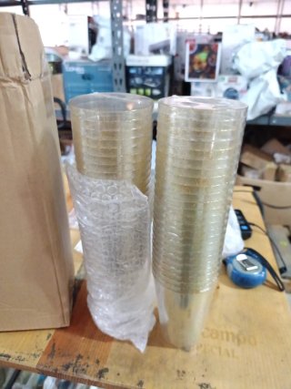 Vasos de plástico brillantes dorados