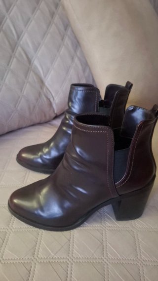 Botines de tacón negros y marrones