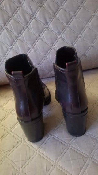 Botines de tacón negros y marrones