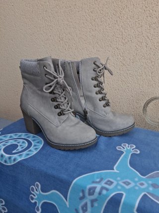 Botines grises con cordones y tacón