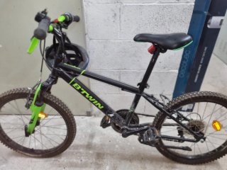 Bicicleta infantil negra y verde