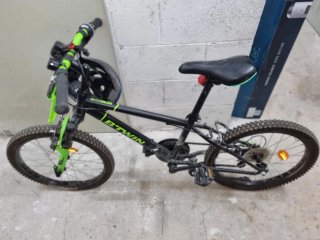 Bicicleta infantil negra y verde