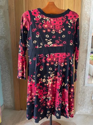 Vestido estampado floral negro y rojo