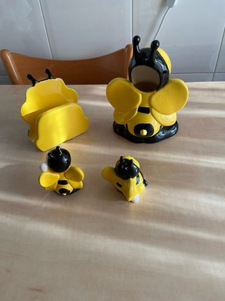 Juego de 4 utensilios de cocina de cerámica.